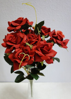 Роза искусственная с плющом (красная)