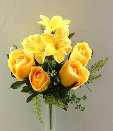 Роза искусственная и лилия с сухоцветами (желтая)