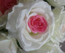 Роза искусственный букет (бело-розовый)